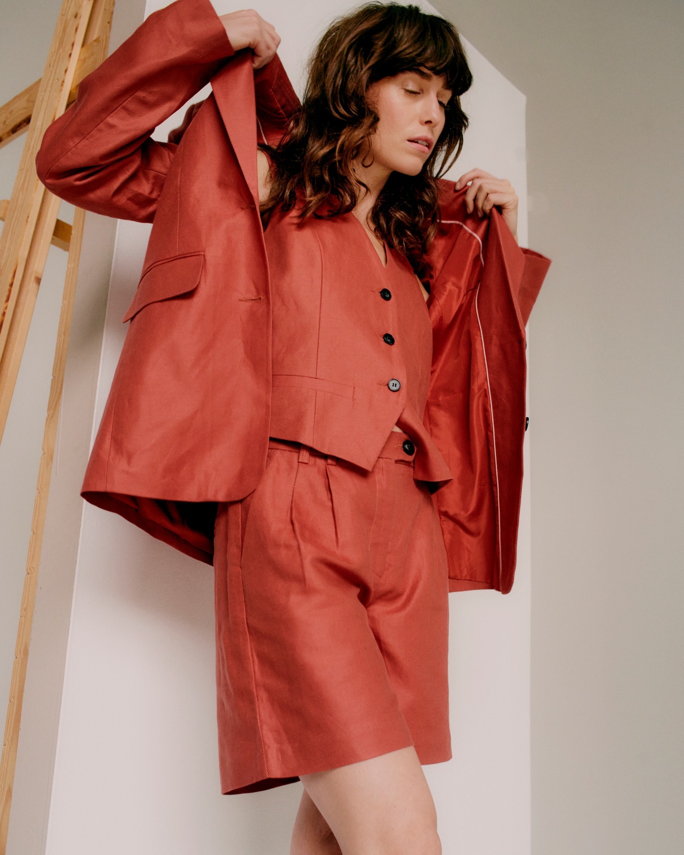 modelo femenina con traje rojo