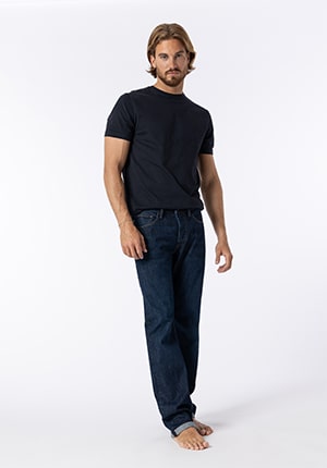 modelo masculino con camiseta negra y vaqueros largos
