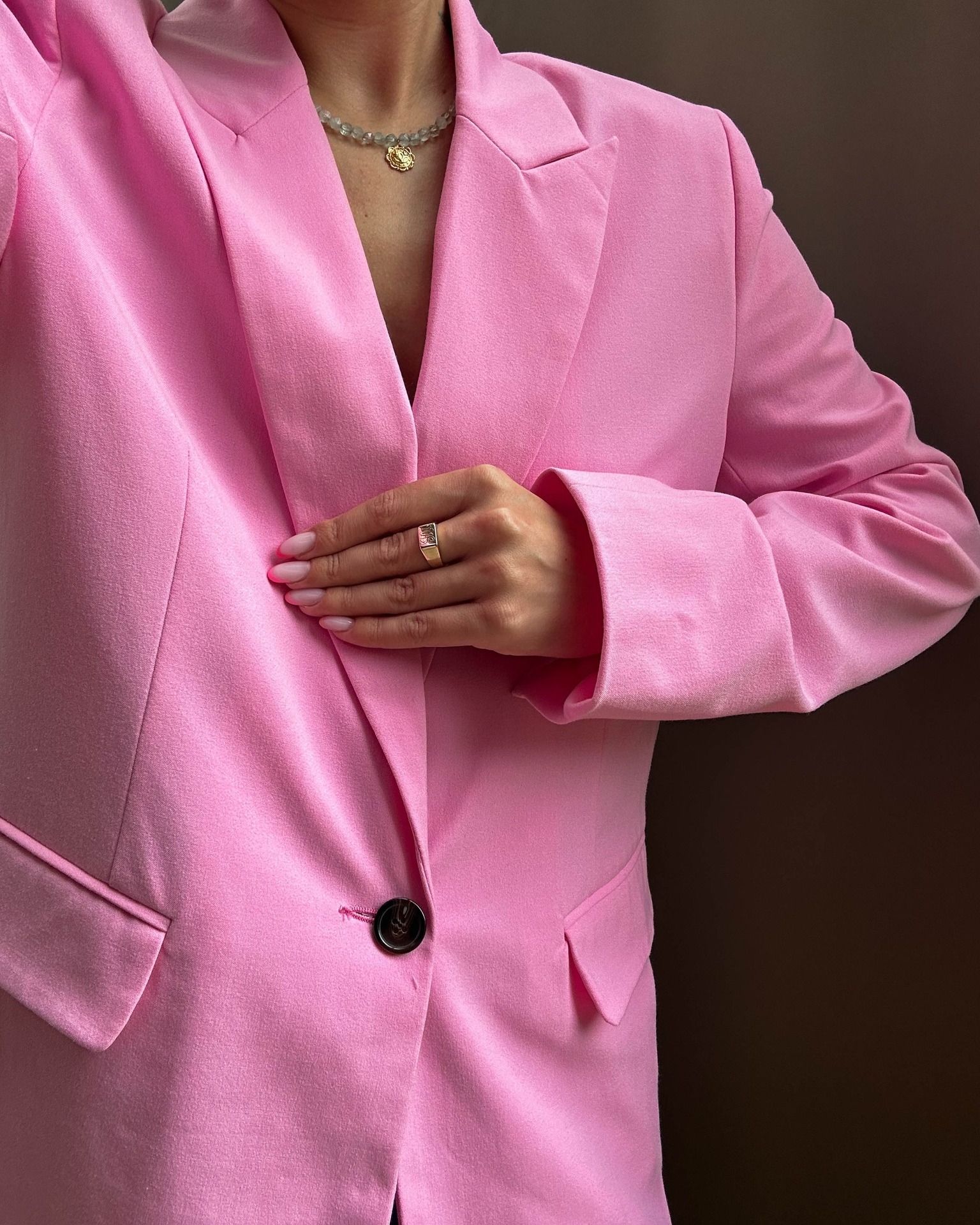 modelo femenina con traje rosa